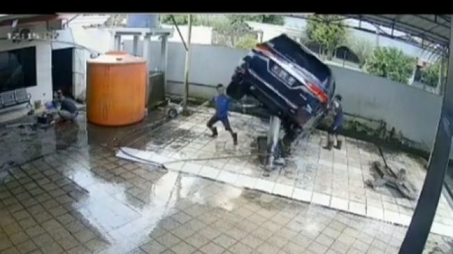 Toyota Fortuner terlempar dari lift hidrolik saat dicuci di jasa pencucian mobil (Instagram)